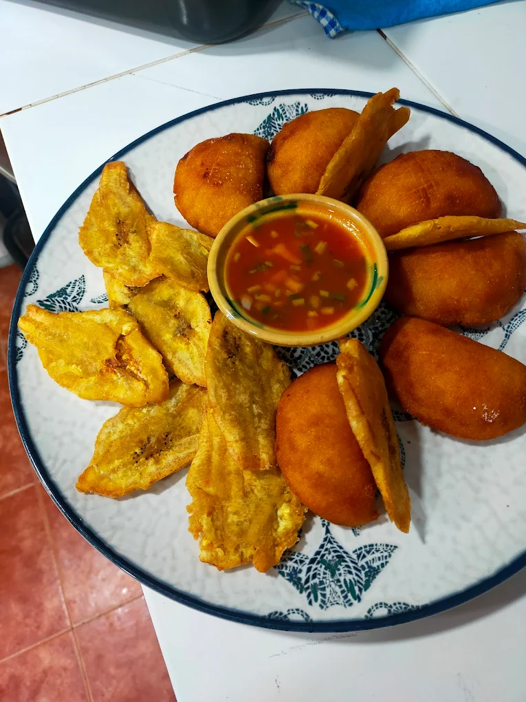 Empanadas con salsa y patacones.